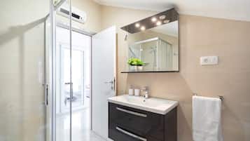 Apartment (Two bedroom Apartment with Terrace an) | Bathroom | Shower, towels