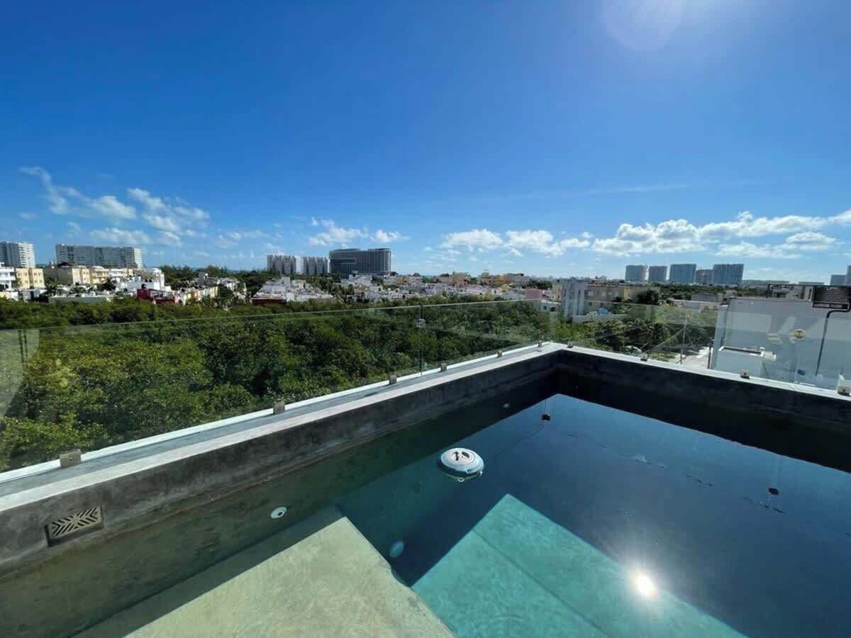 Una piscina en la azotea con vistas despejadas del paisaje urbano.