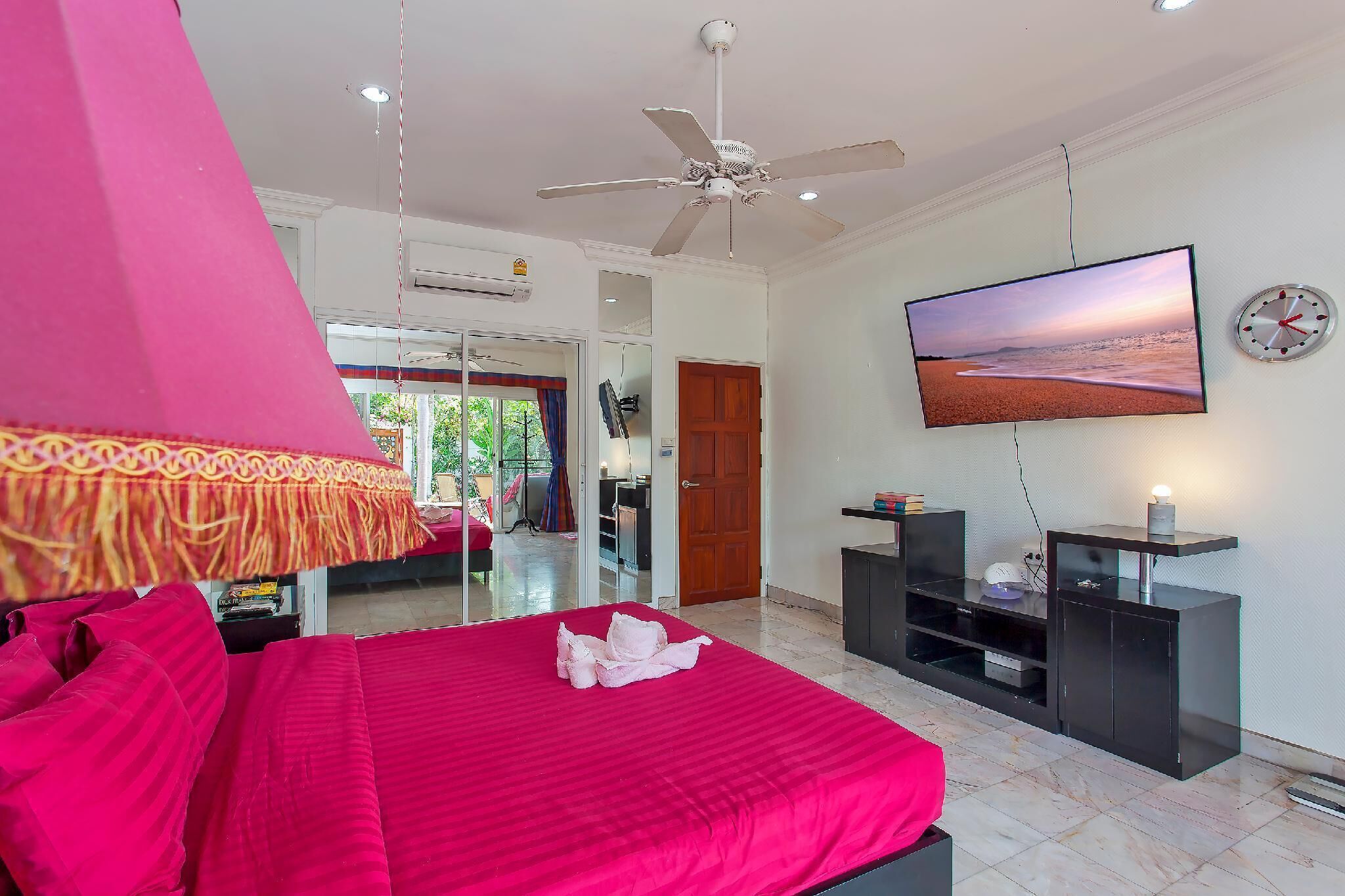 4 habitaciones, tabla de planchar con plancha y cuna de viaje 