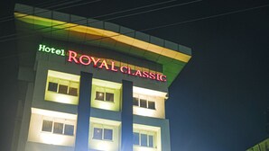 Et hotel kaldet 'Royal Classic' med en restaurant 'Royal Treat' og en bar 'Vinita Resto Bar'.