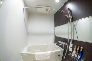Deluxe-lejlighed | Badeværelse | Kombination af bruser/badekar, gratis toiletartikler, hårtørrer, bidet