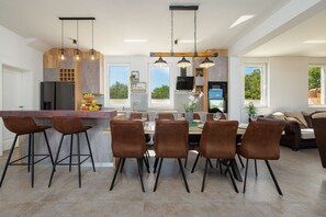Villa, 4 chambres, piscine privée, vue montagne | Restauration dans la chambre