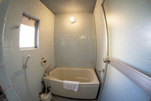 ファミリー ルーム | バスルーム | シャワー付き浴槽、ヘアドライヤー、ビデ、タオル