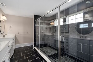 Shower, towels - Hotel California: Semi-oceanfront, ocean views, private pool, hot tub, theater room, elevator. (Southern Shores)