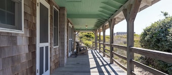 Nags Head 225:Historic oceanfront, sandy path to the beach, comfy & cozy