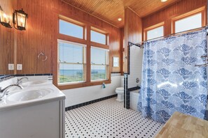 Bathtub, towels