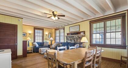 Nags Head 225:Historic oceanfront, sandy path to the beach, comfy & cozy