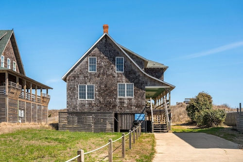 Nags Head 225:Historic oceanfront, sandy path to the beach, comfy & cozy