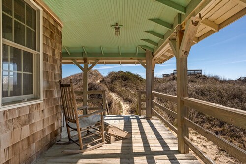 Nags Head 225:Historic oceanfront, sandy path to the beach, comfy & cozy