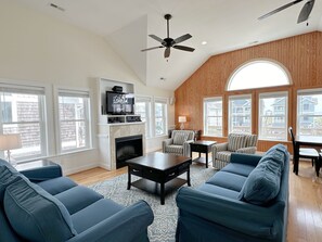 Smart TV, chimenea y reproductor de DVD 