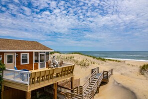 Terrace/patio - L'il Seabreeze-Oceanfront, ocean views, awesome sunrises, steps to the beach! (Nags Head)