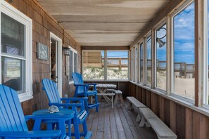 Outdoor dining - L'il Seabreeze-Oceanfront, ocean views, awesome sunrises, steps to the beach! (Nags Head)