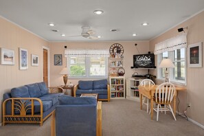 TV, books - L'il Seabreeze-Oceanfront, ocean views, awesome sunrises, steps to the beach! (Nags Head)