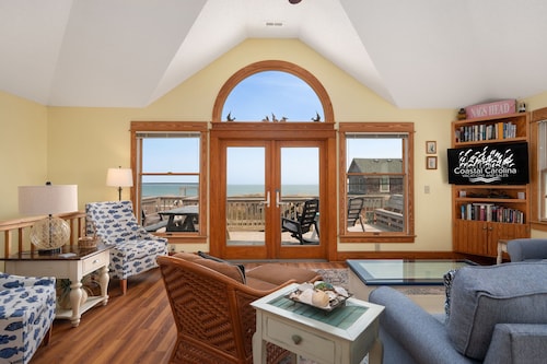 Sea Rest: Oceanfront, private walkway to beach, hot tub, YMCA access.