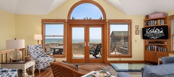Sea Rest: Oceanfront, private walkway to beach, hot tub, YMCA access.