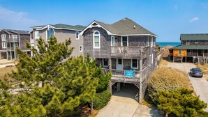 A coastal residential area with houses featuring balconies and a view of the sea. - Sea Rest: Oceanfront, private walkway to beach, hot tub, YMCA access. (Nags Head)