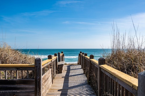 Sea Rest: Oceanfront, private walkway to beach, hot tub, YMCA access.