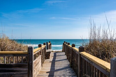 Sea Rest: Oceanfront, private walkway to beach, hot tub, YMCA access.
