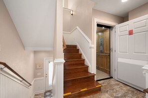 Interior - Calm On Down: Private pool, hot tub, elevator, dog friendly, Close to the beach! (Nags Head)