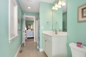 Une salle de bain avec une douche, un lavabo et des toilettes.