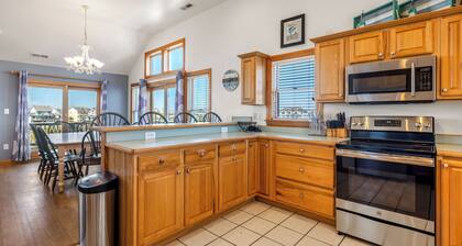 Our Happy Place: Oceanside, private and community pool, hot tub, dog friendly