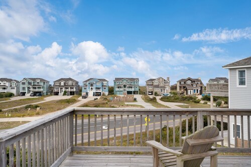 Our Happy Place: Oceanside, private and community pool, hot tub, dog friendly