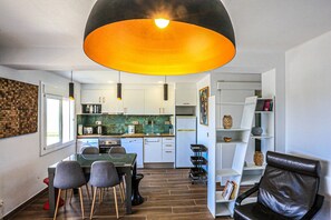 Kylskåp, mikrovågsugn, ugn och diskmaskin