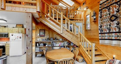 Serene mountainside cabin, with washer/dryer - near skiing