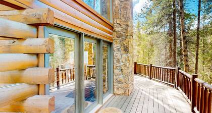 Serene mountainside cabin, with washer/dryer - near skiing