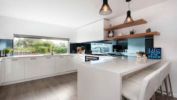 Jääkaappi, mikroaaltouuni, liesi, astianpesukone