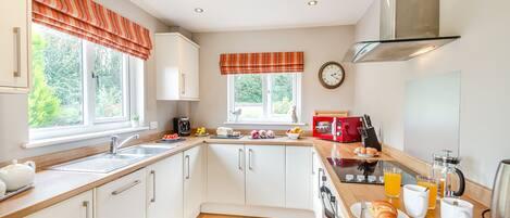 冷蔵庫、オーブン、コンロ、食器洗い機