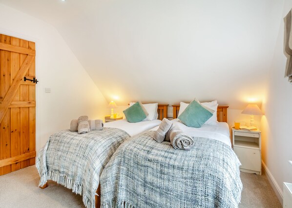 2 bedrooms, free WiFi - Stunning lodge built over the edge of the lake. (Anglesey)