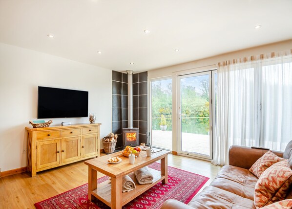 Fireplace - Stunning lodge built over the edge of the lake. (Anglesey)