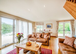 Fireplace - Stunning lodge built over the edge of the lake. (Anglesey)