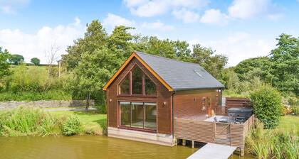 Stunning lodge built over the edge of the lake.