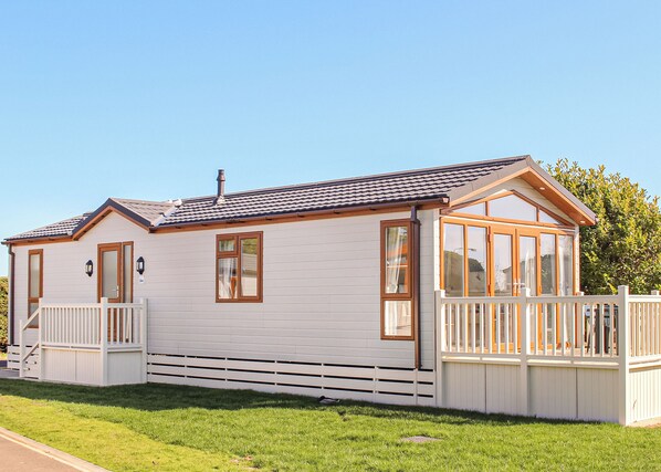 Exterior - Platinum Cabin with Hot Tub (Hunstanton)