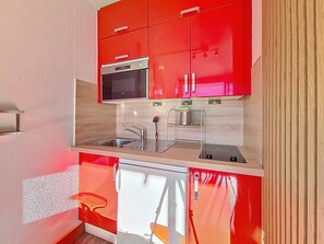 冰箱、微波炉、烤箱、烤面包机