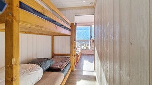A bunk bed room with a view of the outside. - Renovated bright studio, ski-in/ski-out, balcony, sleeps 3 (Les Menuires)