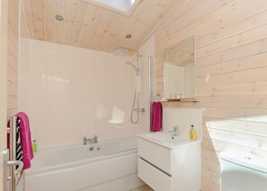 Bathroom - Contemporary lodge with stunning countryside views. (Ashover)