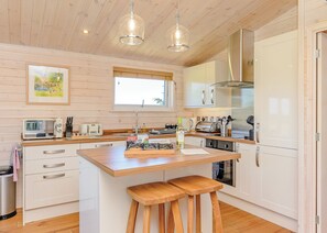 Oven - Contemporary lodge with stunning countryside views. (Ashover)