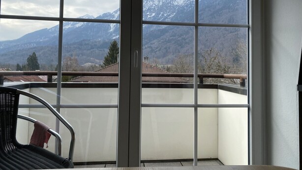 Un balcone con vista su montagne innevate.