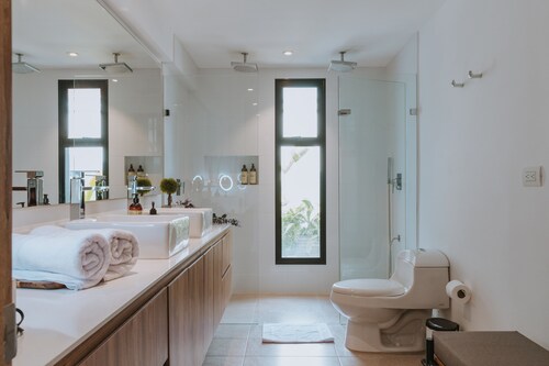 Stylish! 1,162ft Apt. 24/7 Front Desk - Alori 303