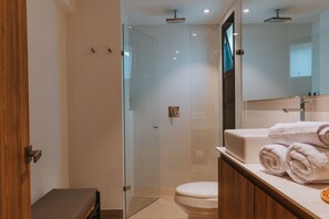 Douche, sĂšche-cheveux, serviettes fournies, savon