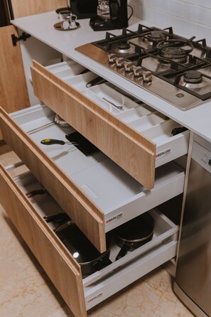 A kitchen with a gas stove, wooden drawers, and a dishwasher. - Unbelievable! TOP FLOOR! 1,162-square-foot apartment. Reception open 24 hours a day, 7 days a week - 503 (Medellín)