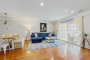 Télévision, cheminée, livres