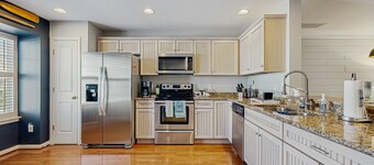 Rehoboth Crossing townhouse with fast WiFi, AC, & an outdoor pool