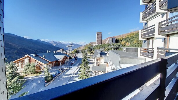 Ein Bergresort mit modernen Gebäuden, einer Seilbahn und freiem Blick auf die Berge.