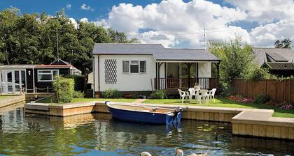 2 bedroom accommodation in Wroxham, Norfolk Broads