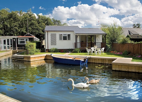 2 bedroom accommodation in Wroxham, Norfolk Broads