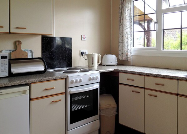 Fridge, oven, stovetop, toaster - 2 bedroom accommodation in Wroxham, Norfolk Broads (Wroxham, Norfolk Broads)
